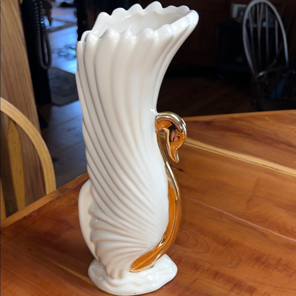 Vintage Elegant White and Gold Swan Art Deco Vase - Picture 3 of 7
